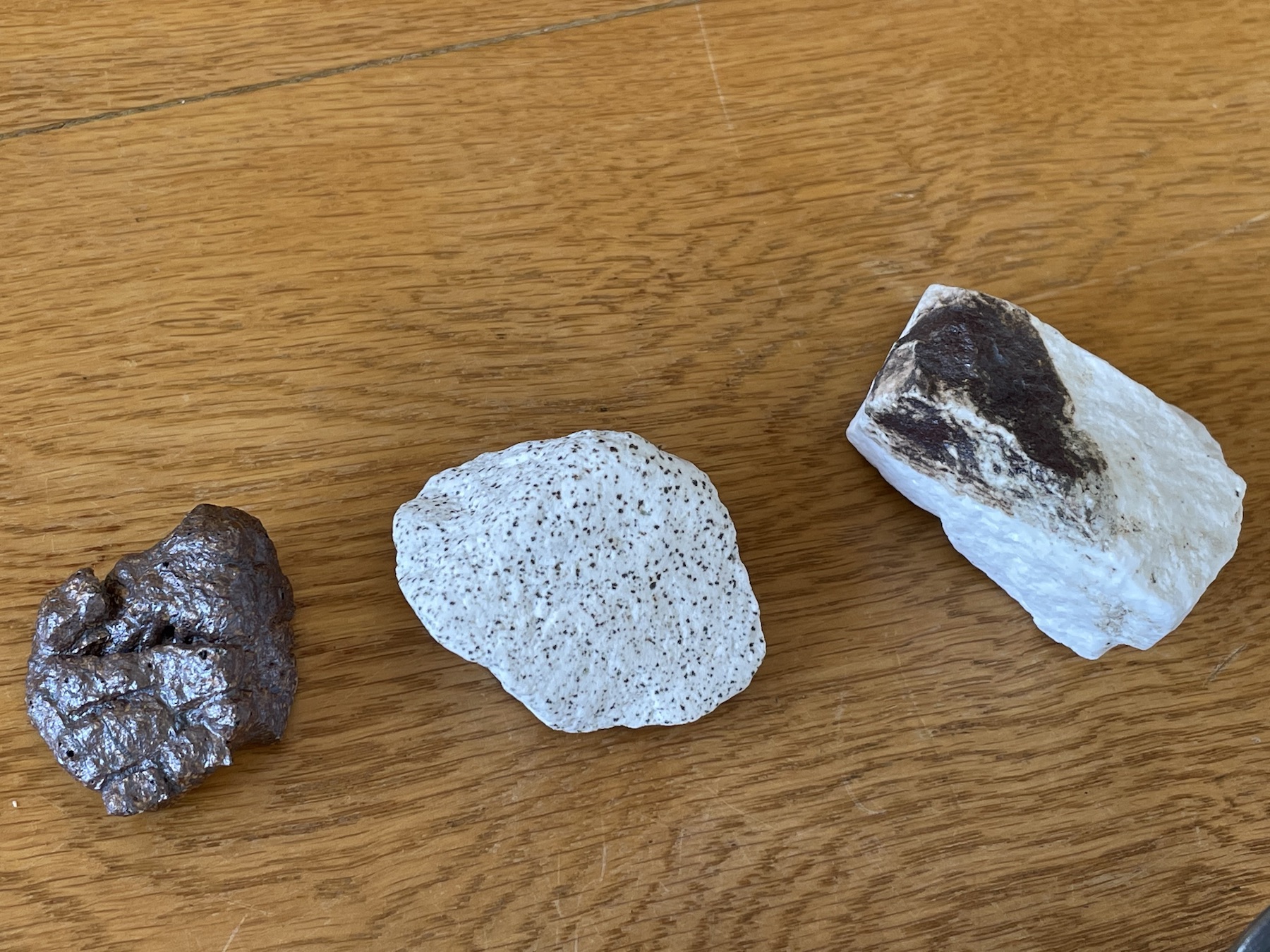 天草の採石場で捨てられたきた陶石。左の鉄以外は、4等石に分類される天草陶石。